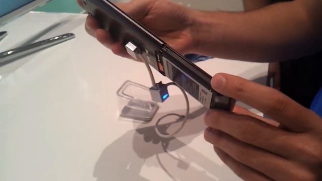 Samsung WAVE III - IFA 11 - A cool feature! #mobilersIFA11 смотреть онлайн