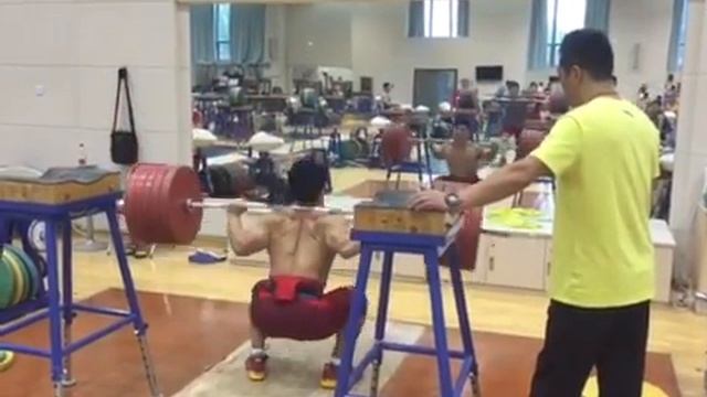 Chinese weightlifter Tian tao squat 270kg X 6 смотреть онлайн