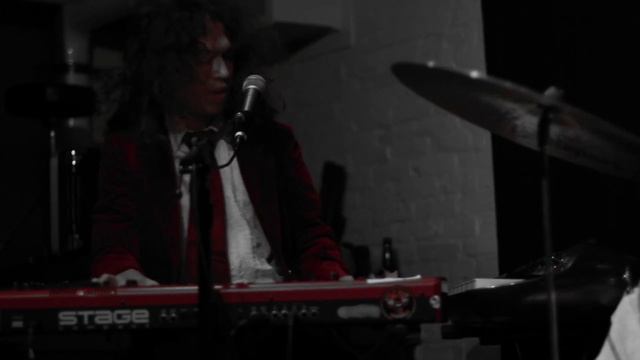 Sean Trischka plays "Dark Windows" live at Club Passim смотреть онлайн