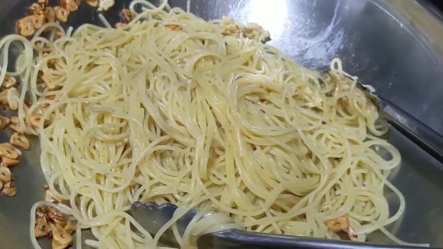 AGLIO E OLIO SPAGHETTI RECIPE | CLASSIC ITALIAN PASTA смотреть онлайн