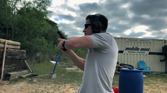 How to perform a speed reload on a handgun смотреть онлайн