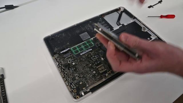 MacBook Pro 13 (2009-2012) SSD Upgrade and Battery Replacement Guide смотреть онлайн