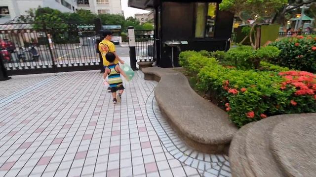 弟弟幫忙倒垃圾，用跑的不想輸給哥哥，結果...｜咚2y6m23d 桐9y3m смотреть онлайн