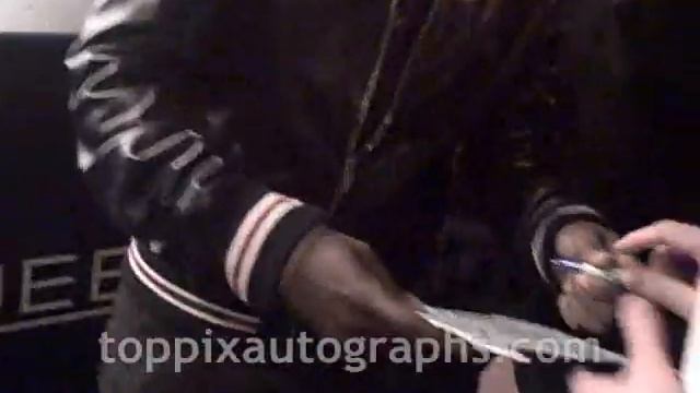 Ne-Yo - Signing Autographs at Cadillac Records Premiere AP смотреть онлайн