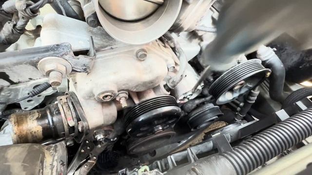 Cambio de bomba de agua 300C y SRT8 HEMI смотреть онлайн