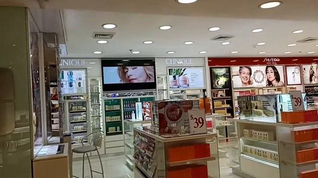 WINDOW SHOPPING WITH FAMILY смотреть онлайн