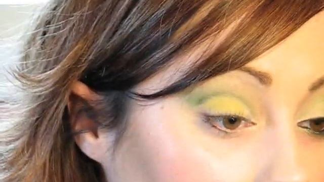 MAC Makeup Tutorial: Green and White смотреть онлайн