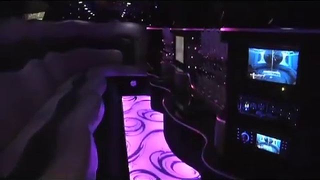 Black & Silver Chrysler 300C Limo Video Tour (Eminem) смотреть онлайн