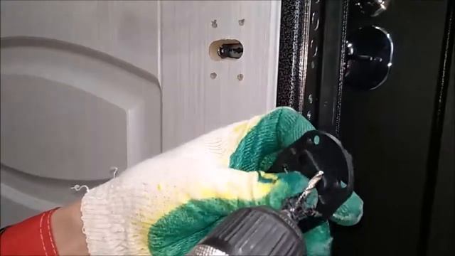 Как убрать самому дефект в замке входной двери смотреть онлайн