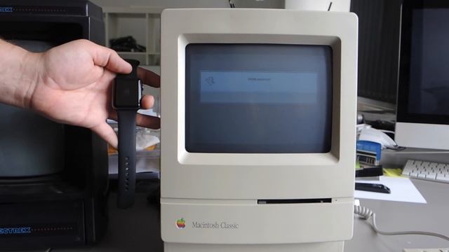 Apple Watch vs Macintosh Classic startup race смотреть онлайн
