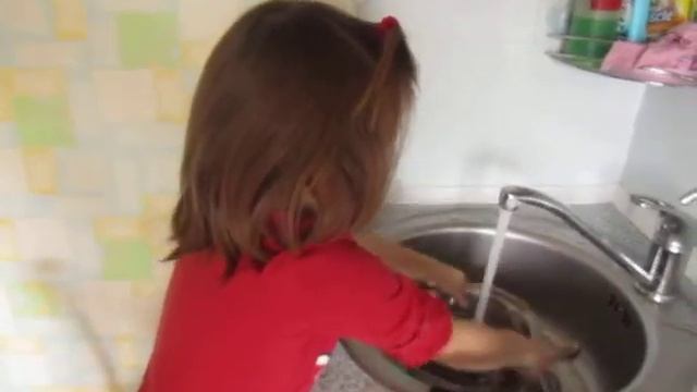 Дочь моет посуду).MOV смотреть онлайн