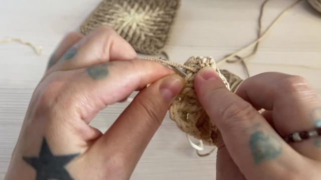 Рельефный квадрат крючком