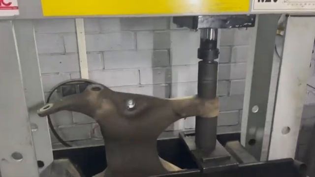 "Сапожник без сапог" - последствия невнимательного отношения к задней подвеске на личном Х5 Е70 смотреть онлайн