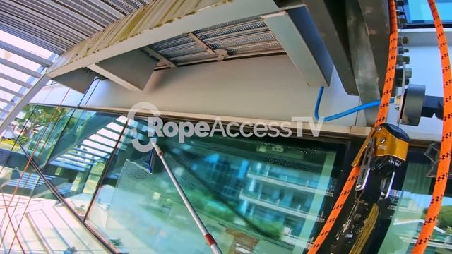 Rope access cleaner cleans the corporate office windows with a squeegee смотреть онлайн