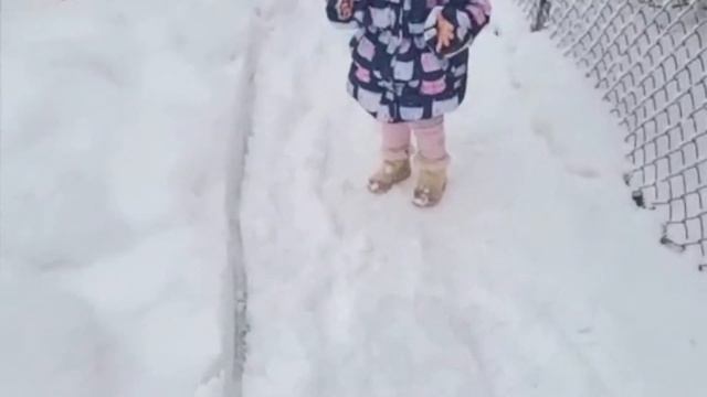 Baby playing snow day outside with her Father & enjoy a lot. смотреть онлайн
