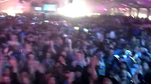 Barry Carew playing Bud Light Hotel With Dierks Bentley смотреть онлайн
