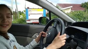 Ребенок водит машину