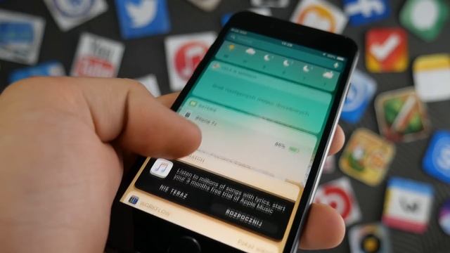 JAK OSZCZĘDZAĆ BATERIĘ W iPHONE'IE? 🔋📲 | (iOS 11) смотреть онлайн