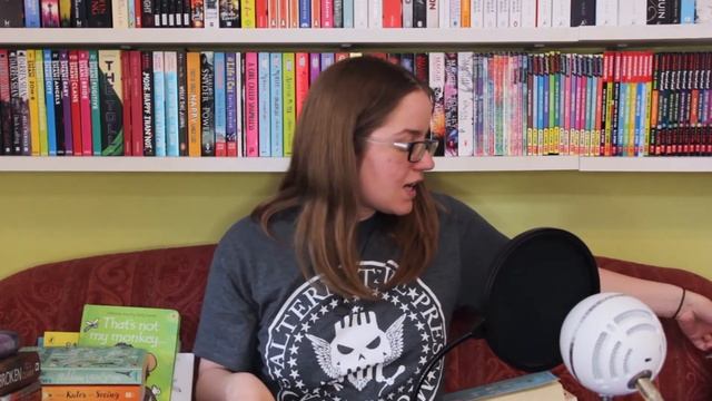 APRIL BOOK HAUL | 39 BOOKS [CC] смотреть онлайн