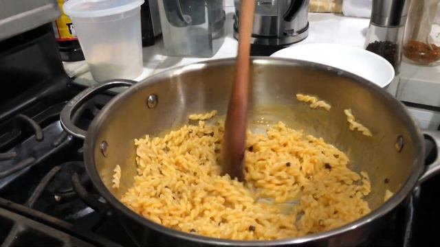 The BEST Mac And Cheese Ever Made!!! (with one hand) | A Show About Food смотреть онлайн