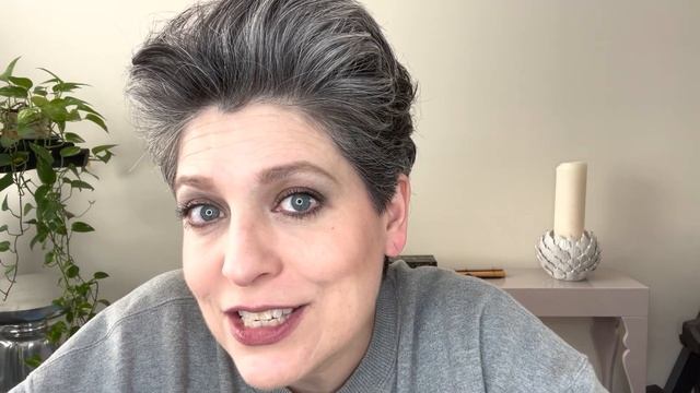 VICTORIA BECKHAM OLIVE GREEN SATIN KAJAL EYELINER AND LIP TINT- FIRST IMPRESSION AND SWATCH смотреть онлайн