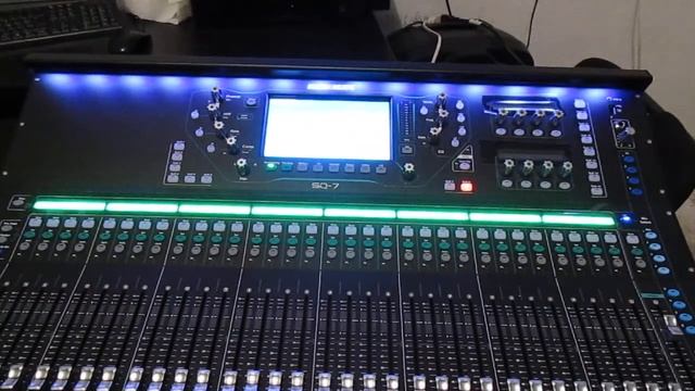 Allen & Heath SQ7 Consola de Audio Profesional PRIMER ENCENDIDO смотреть онлайн