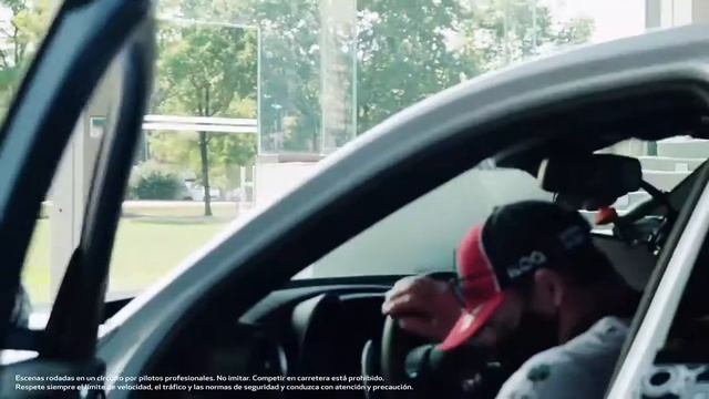 Alfa Romeo Giulia GTA - Kimi Räikkönen y Antonio Giovinazzi prueban el Nuevo Giulia GTA смотреть онлайн