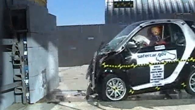 SmartCar ForTwo Crash Test - Front Impact смотреть онлайн