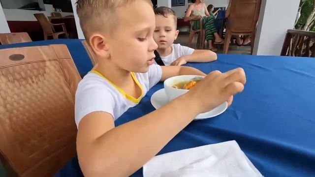 #3 Шри-Ланка ЧЕРЕЗ ДЖУНГЛИ НА ПЛЯЖ с детьми. Джунгл Бич и Унаватуна. НАКОНЕЦ-ТО МЫ ЕГО ЕДИМ. 2023 смотреть онлайн