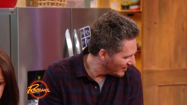 Fanny Slater's Honey-Mustard Chicken Mac ‘n Cheese with Caramelized Red Onions and Potato Bun Cru… смотреть онлайн