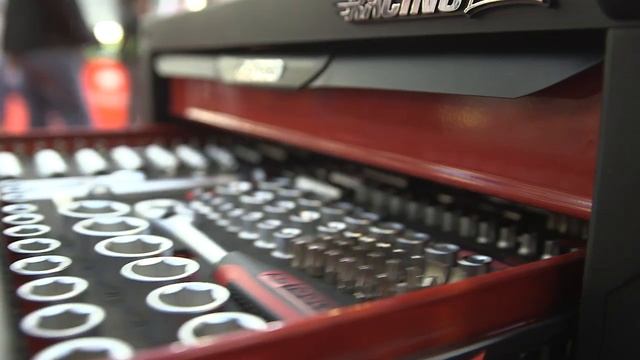 KS TOOLS 826.7598 RACINGline SCHWARZ/ROT Werkstattwagen mit 7 Schubladen und 598 Premium-Werkzeugen смотреть онлайн