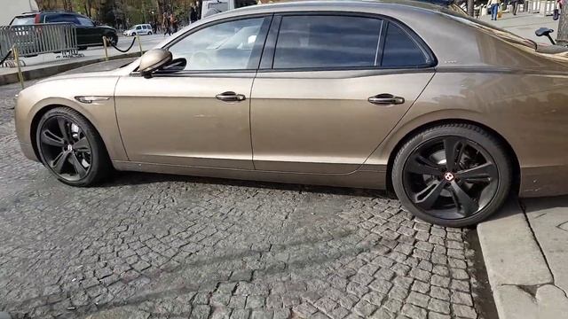 brown bentley flying spur 8v s 528 ch in Paris France смотреть онлайн