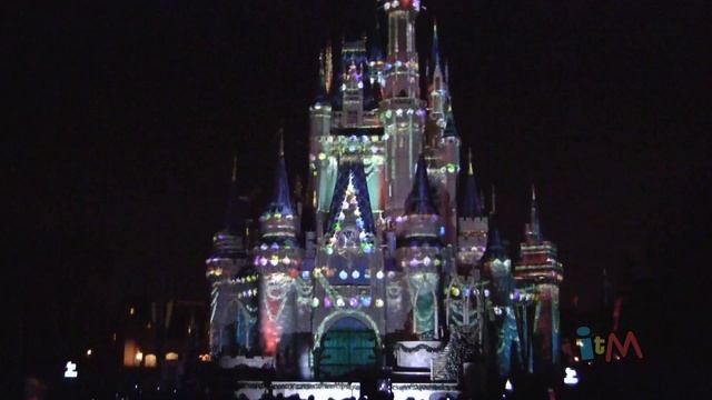 Christmas projections on Cinderella Castle during Celebrate the Magic finale at Walt Disney World смотреть онлайн