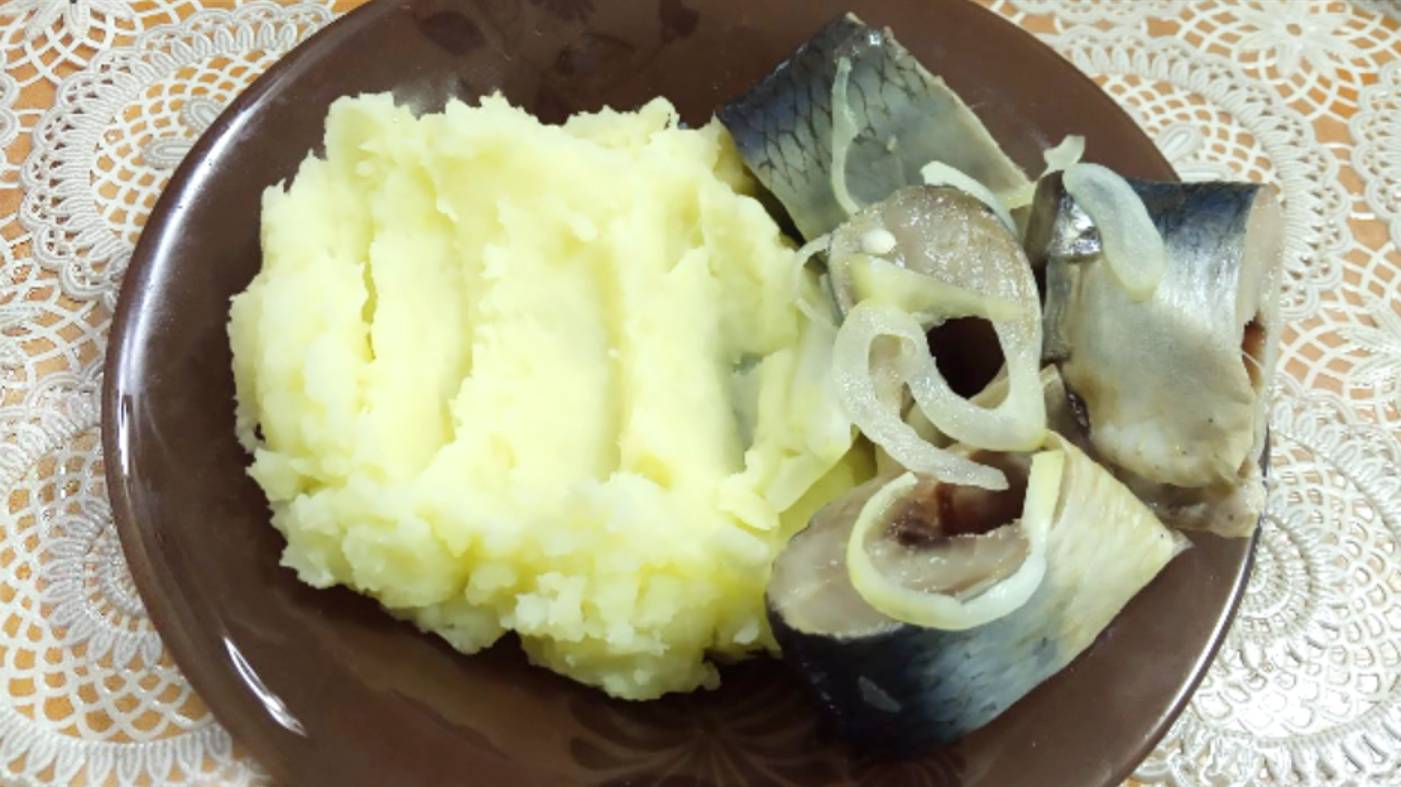 Как засолить малосольную селедку! Вкусная ароматная селедочка! смотреть онлайн