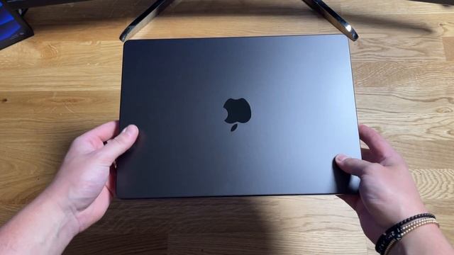 MacBook Pro M3 Pro Space Black Unboxing