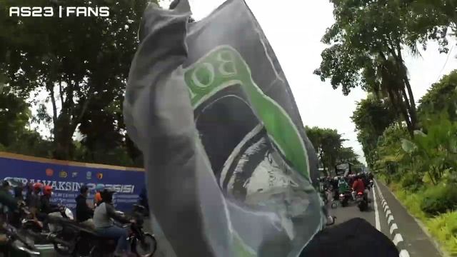 Bonek/Bonita mengawal Persebaya menuju Bandara Juanda #capcut #persebaya #ngawal #bonek смотреть онлайн
