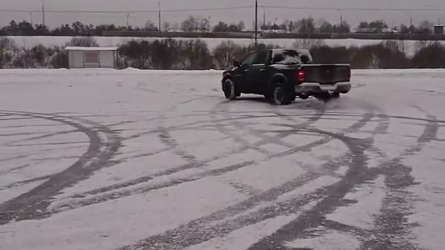 Dodge Ram 5,7 (Laramie) на дрифте.