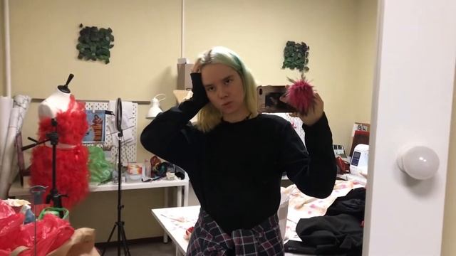 День работы в мастерской дизайнера, создание костюмов для реп-артистов смотреть онлайн