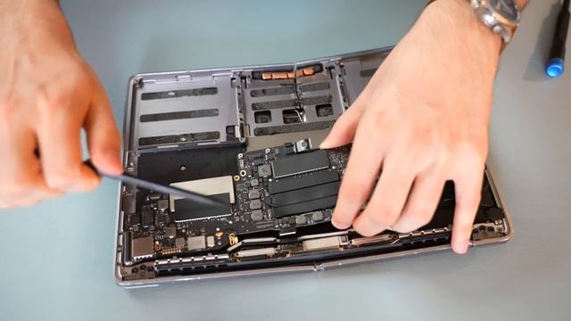 Someone tried to CUT THIS MACBOOK IN HALF, can I repair it? смотреть онлайн