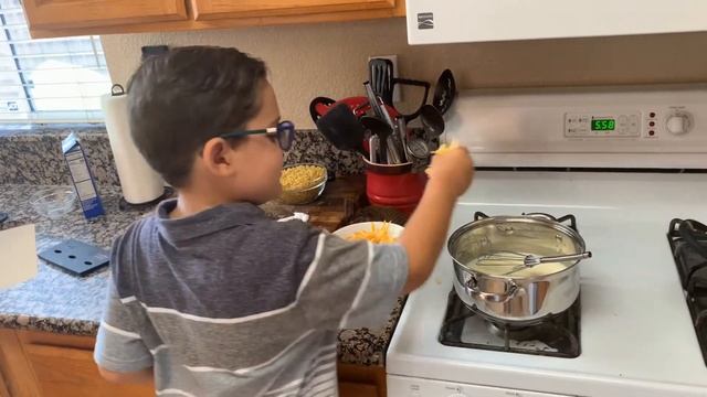 Leo makes Mac & Cheese!! смотреть онлайн