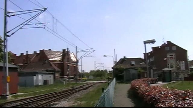 Gammalt klipp #17 X11 Pågatåg passerar plankorsning i Tomelilla смотреть онлайн