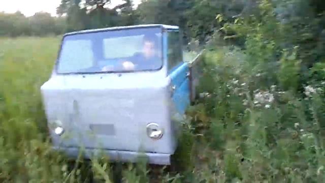Мини грузовик движется по огороду смотреть онлайн