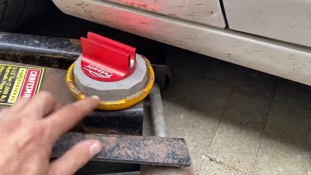 Jacking up a Cadillac CTS смотреть онлайн