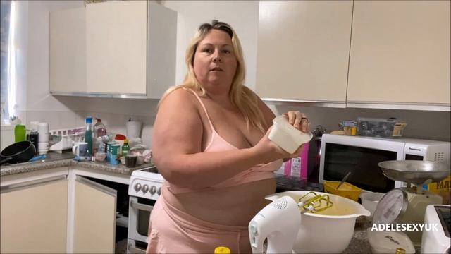 BBW ADELESEXYUK BAKING IN THE KITCHEN IN HER PINK SHORT SKIRT 7688 смотреть онлайн