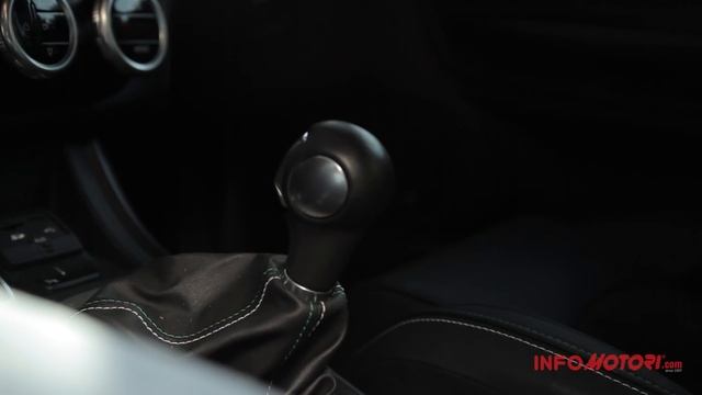 Alfa Romeo Quadrifoglio Verde 240 CV  con Tommy Maino - Interni смотреть онлайн