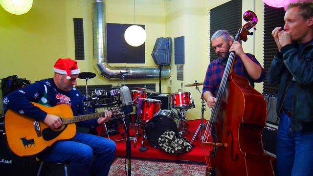Mean Old World Blues - The X Mas One Mic Session смотреть онлайн