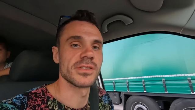 Вернулись домой. Мама ревёт, дети в счастливы. смотреть онлайн