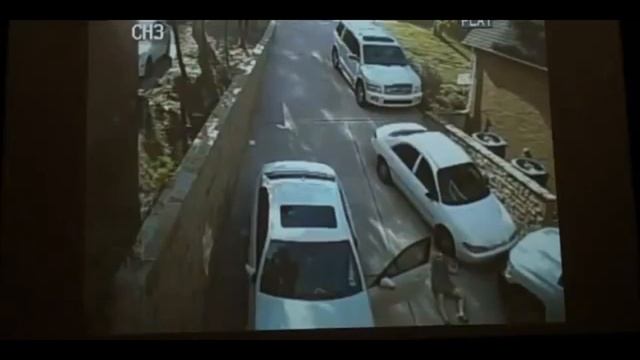 Girl & Mercedes Don't Mix смотреть онлайн