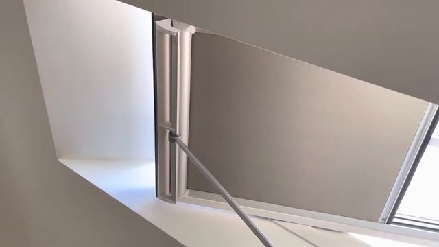 Velux windows - opening and closing using the hook. смотреть онлайн