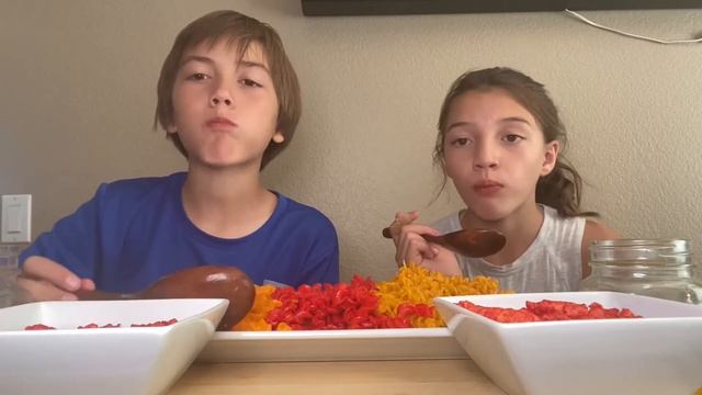 NEW Cheetos MAC -N- CHEESE! (Flamin’ hot, jalapeño cheese, nacho cheese) FEAT MY KIDS! смотреть онлайн